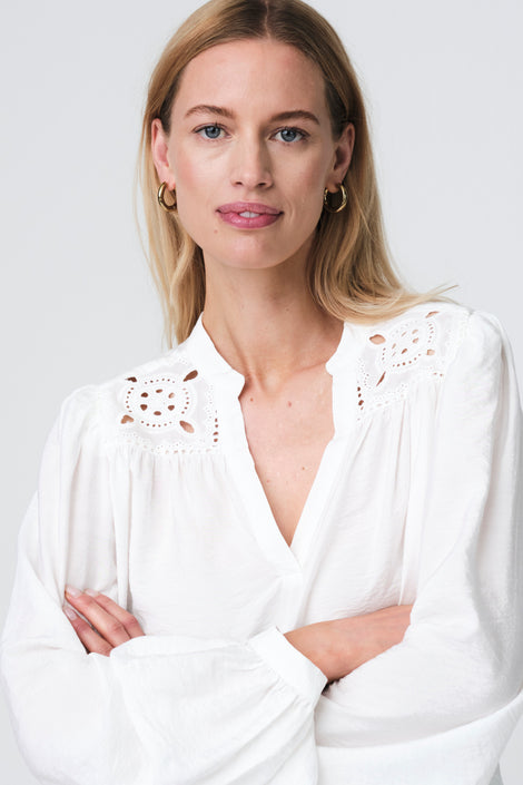 Alen viscose lace blouse | Clound Dancer 2