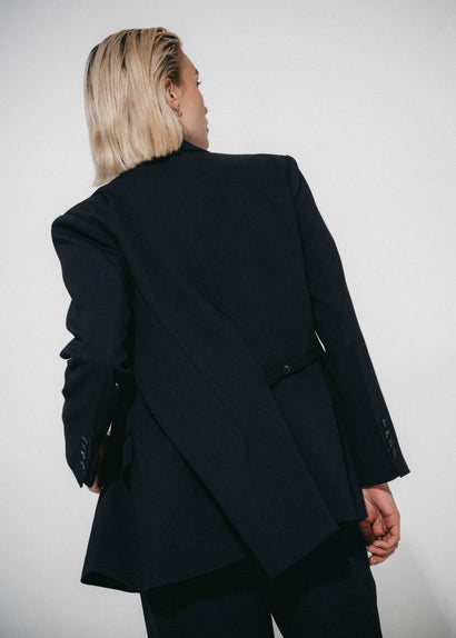 Indira blazer med detaljer i ryggen | Mörkblå