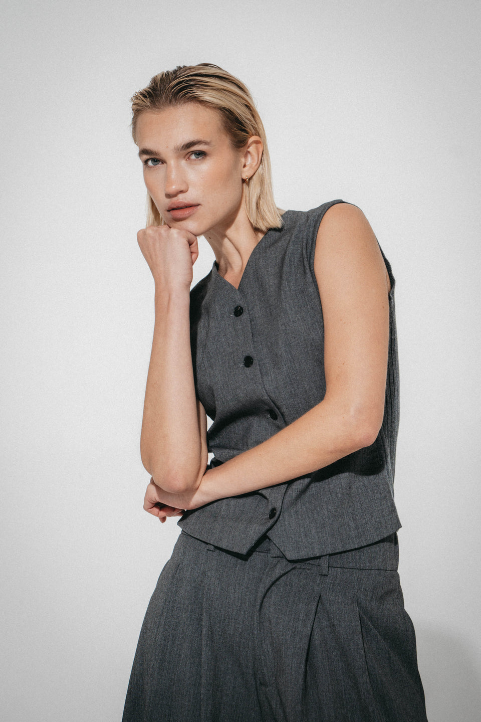 Oda back knitted viscose vest | Grey